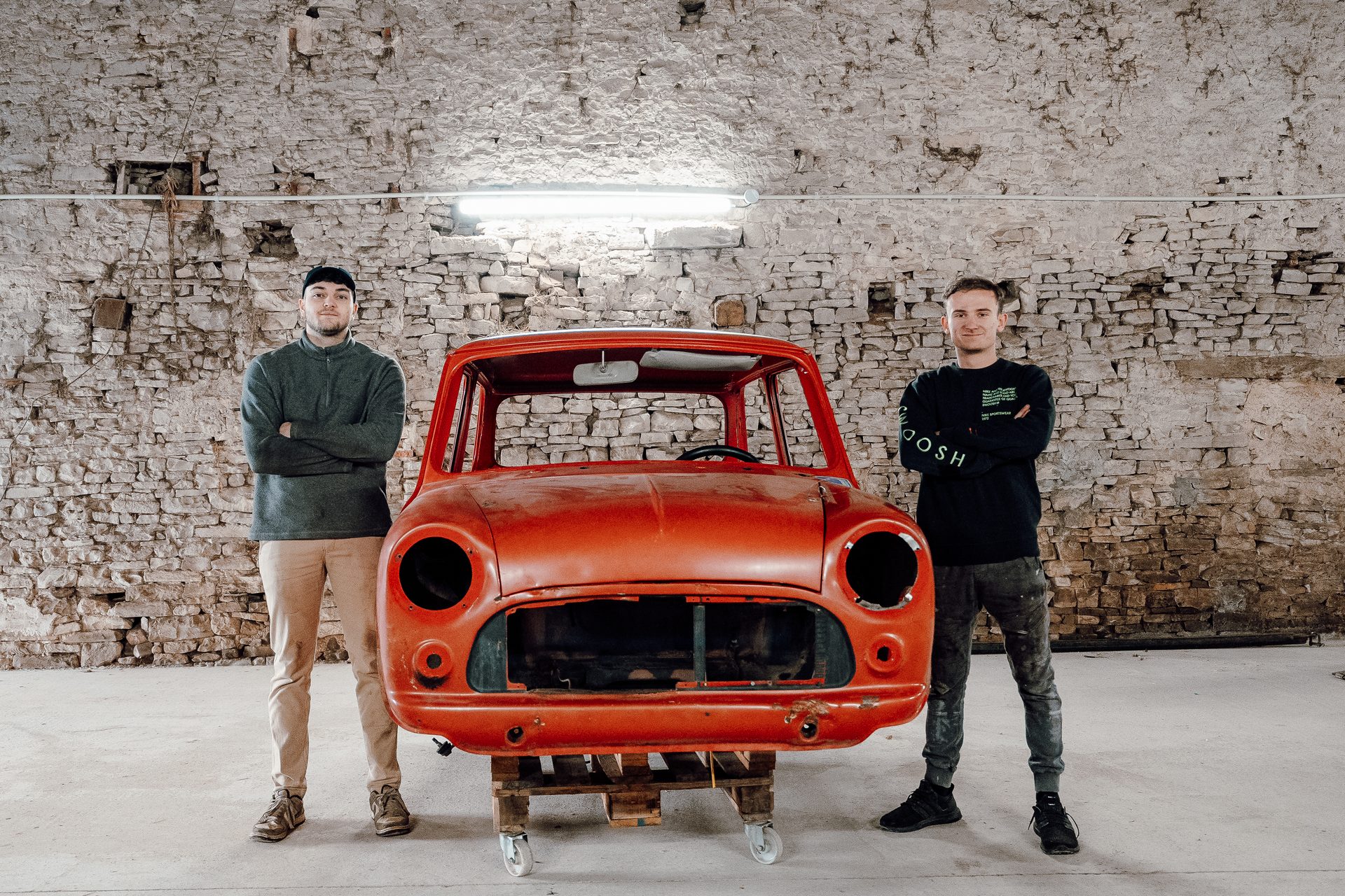 Quentin et Adrien devant la Mini